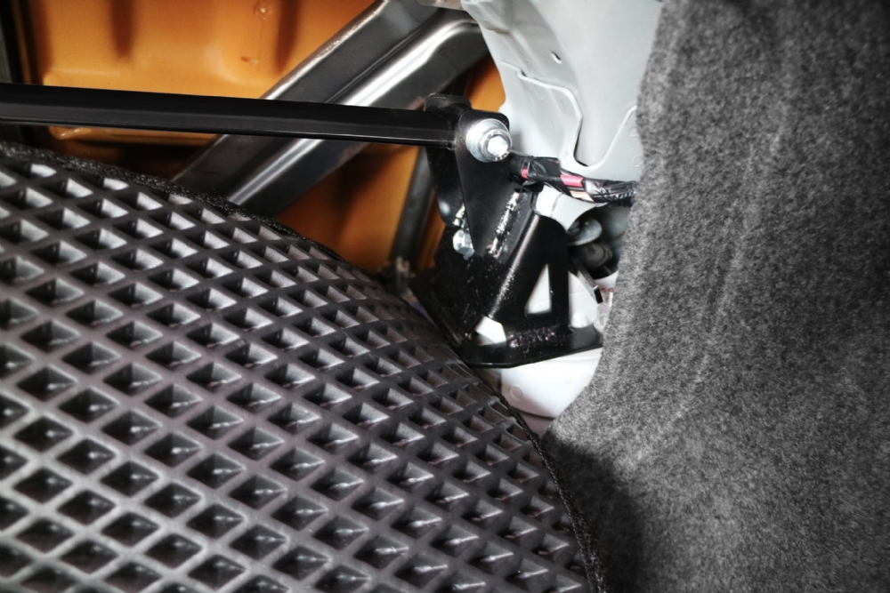 Q1569 - REAR STRUT BRACE