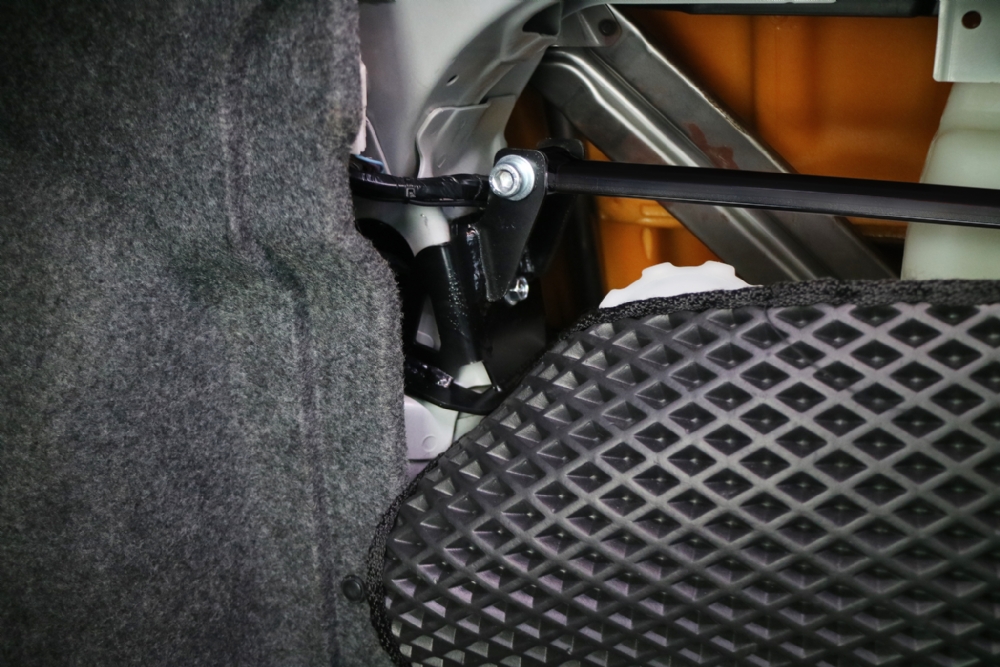 Q1569 - REAR STRUT BRACE