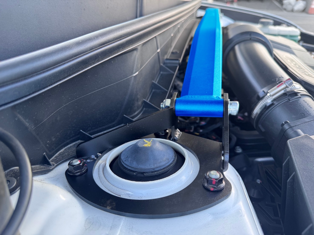 Q1563 - FRONT STRUT BRACE