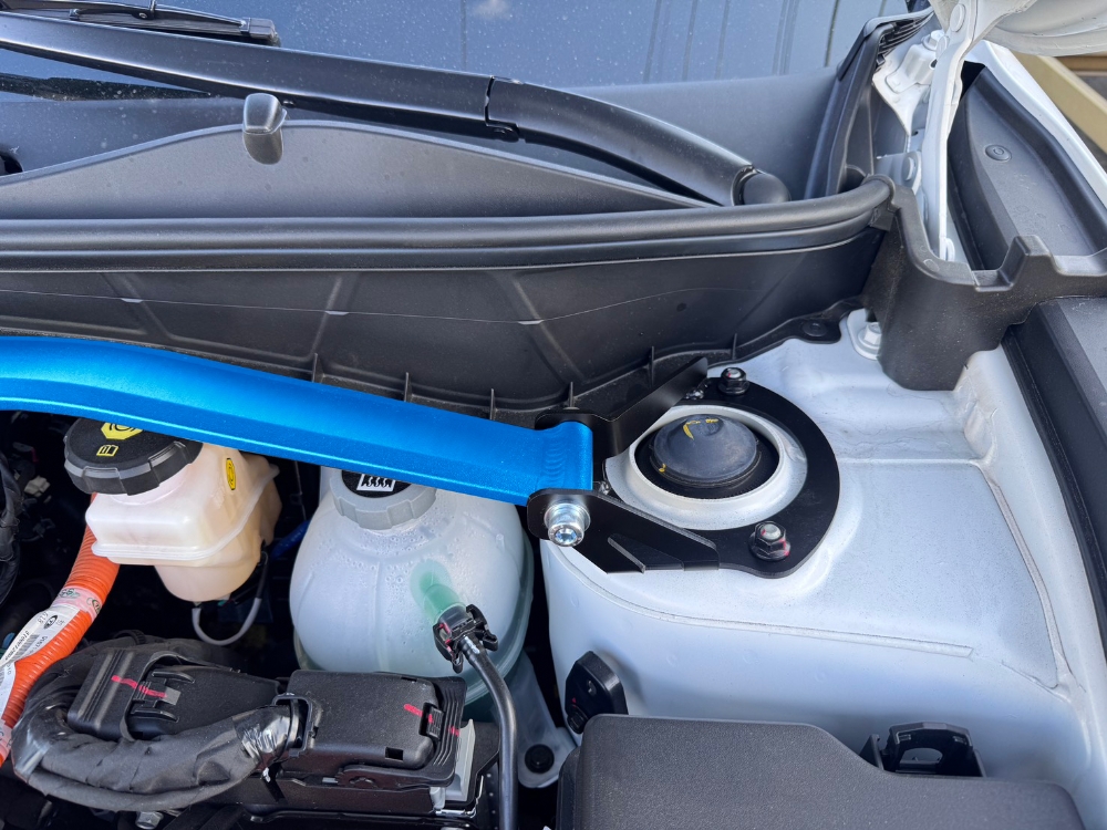 Q1563 - FRONT STRUT BRACE